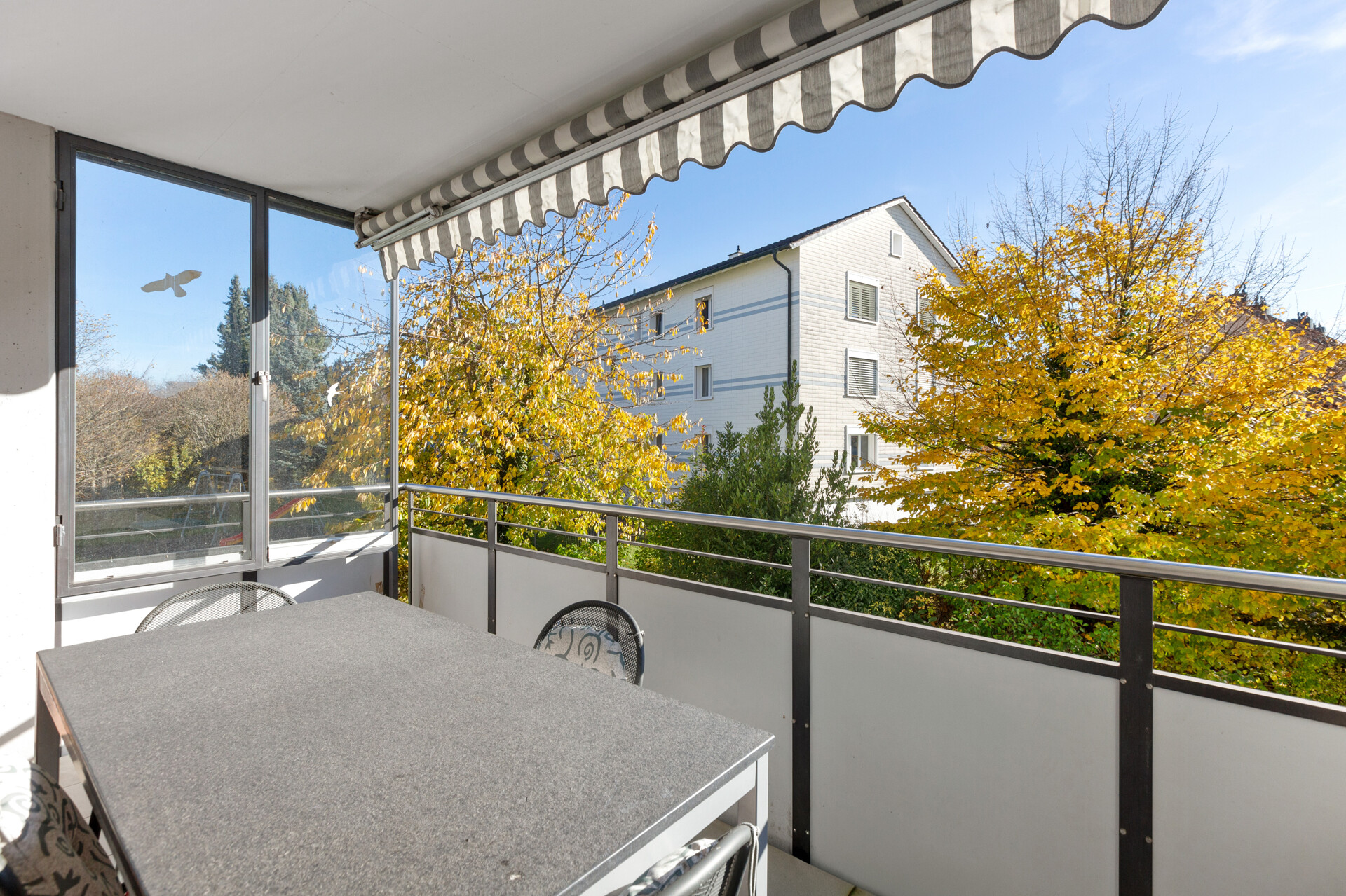 Entspannen Sie in der Sonne mit Blick ins Grüne – Ihr persönlicher Lieblingsplatz im Freien.