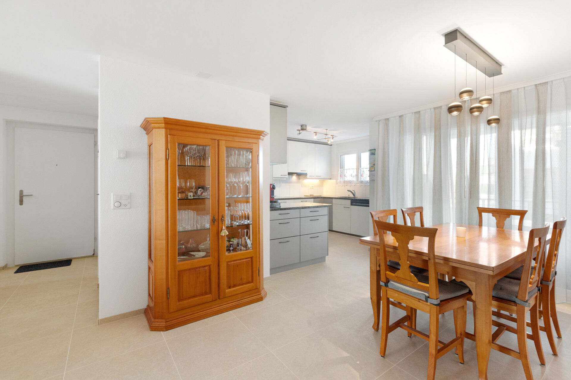 Ein stilvoller Raum für gemeinsame Momente, in dem Kochen und Geniessen harmonisch ineinander übergehen.