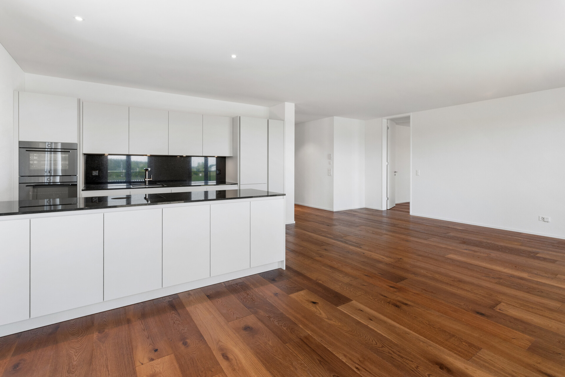 Offene Küche mit modernem Design und viel Platz zum Geniessen