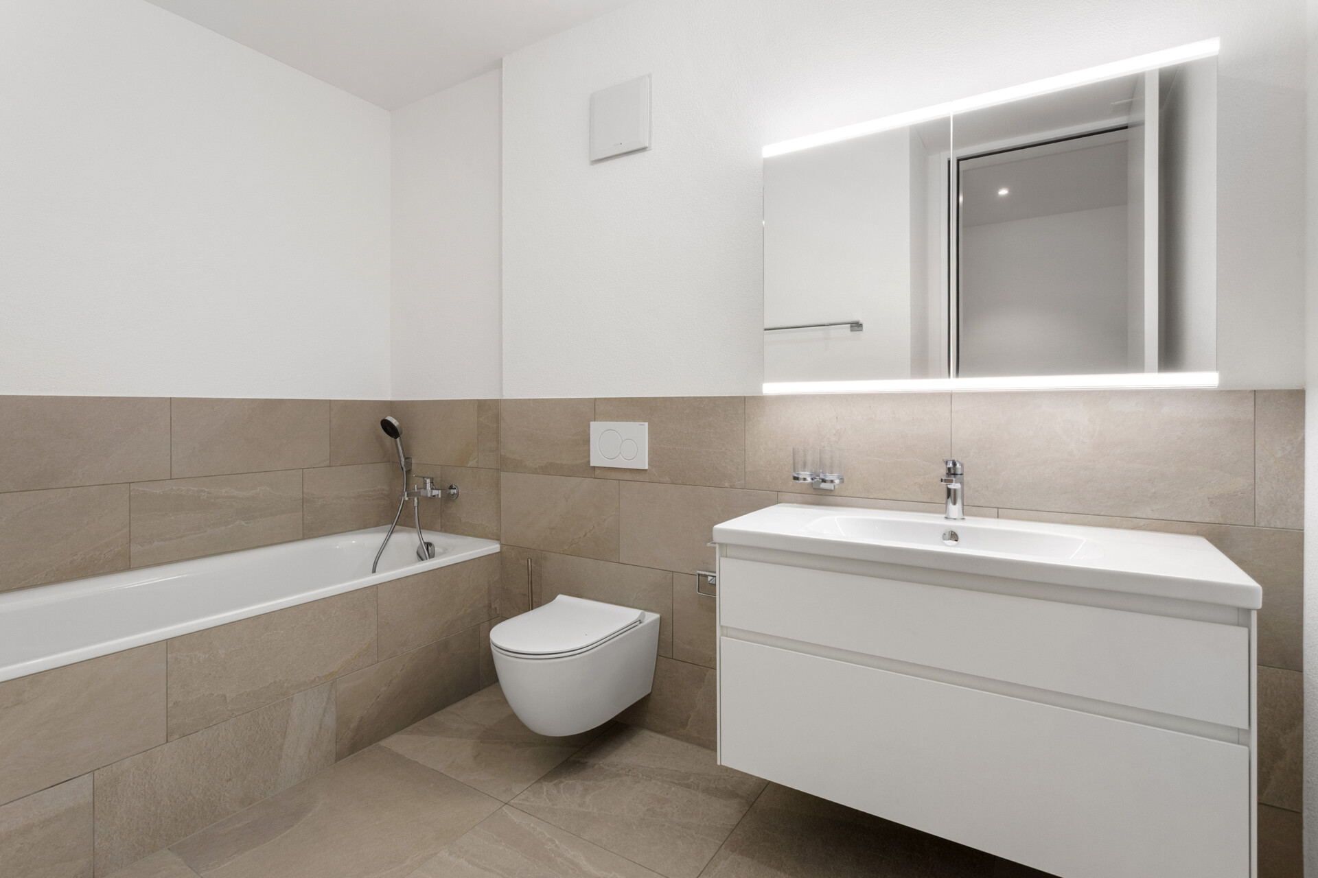 Modernes Badezimmer mit hochwertiger Ausstattung und zeitlosem Design